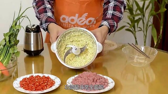 绞肉机各种食材,都被碾压成碎片,只有它保留下来