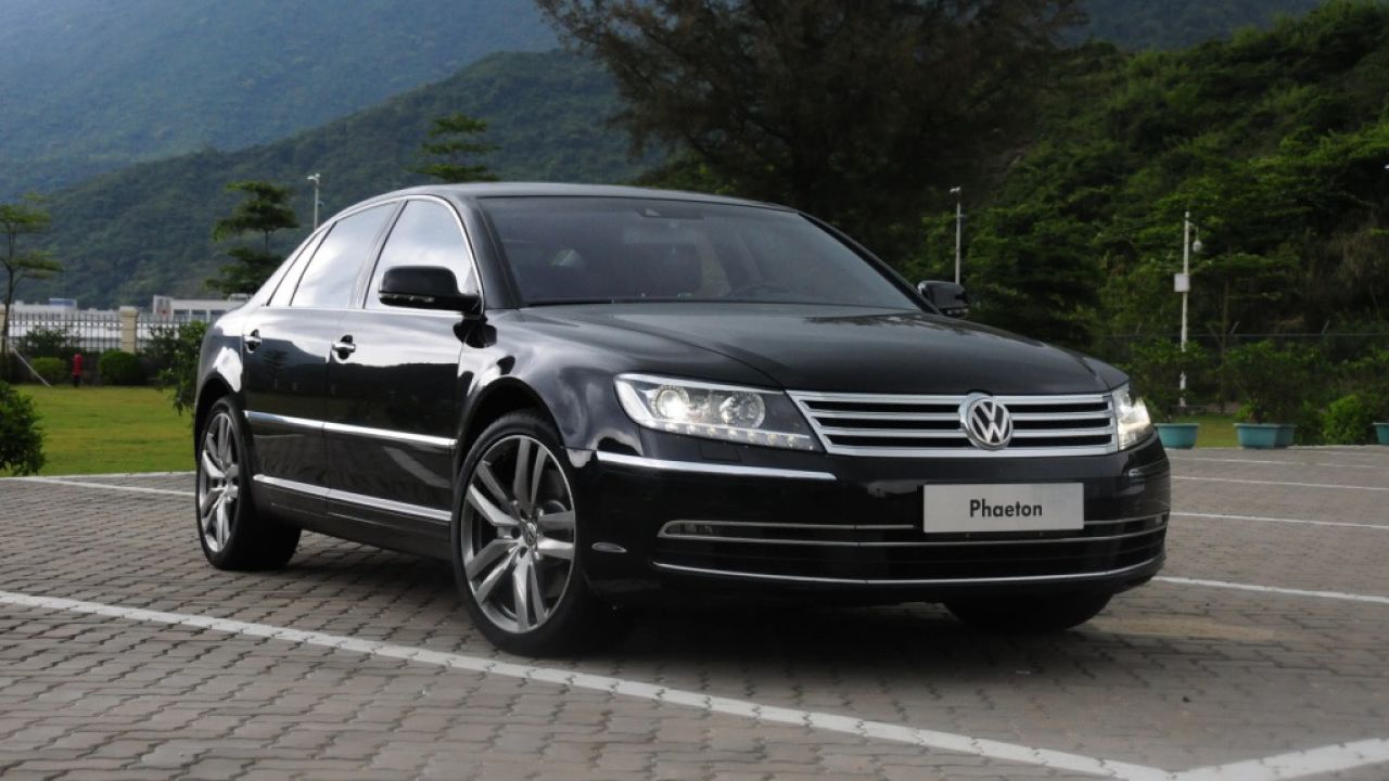 实拍黑色大众辉腾