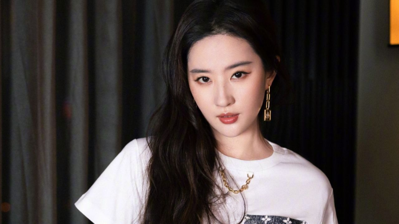 36岁刘亦菲香港被偶遇,下颌线明显素颜精致,又在撕嘴皮太真实