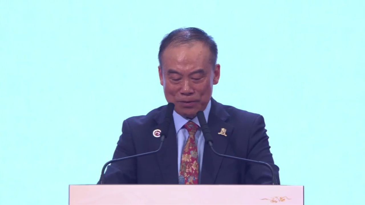 脸上是笑容,泪水在心中!谈及创校10年,徐扬生说