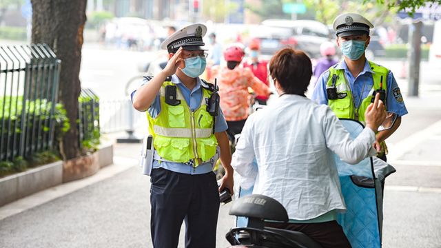 C1驾照骑电动车扣12分?车主用交通法问交警:为啥不能骑?