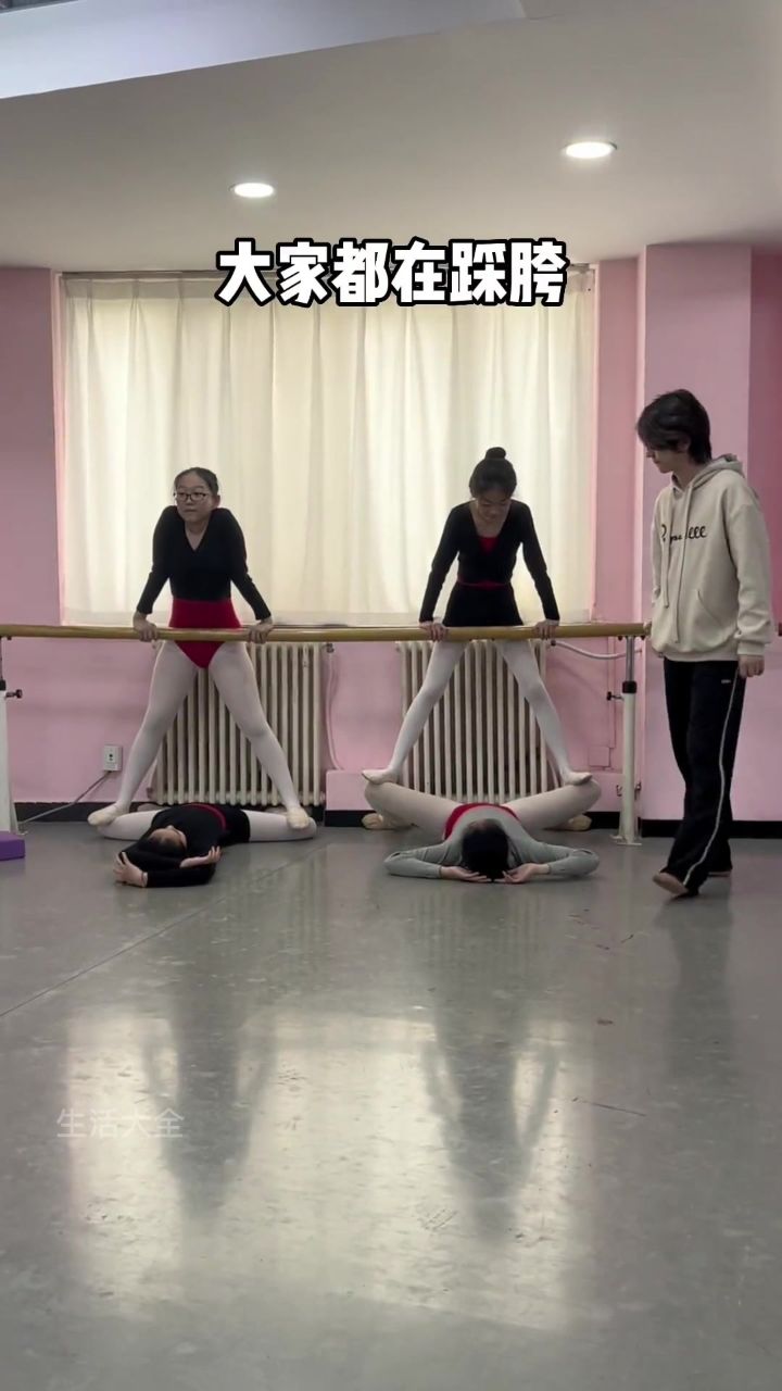 舞蹈生帮同学压腿怎么都压不下去,老师一出马三秒搞定