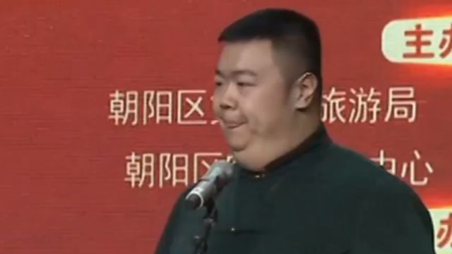 冯巍开始歌曲演唱,万宇在一旁伴舞,惹得观众捧腹大笑