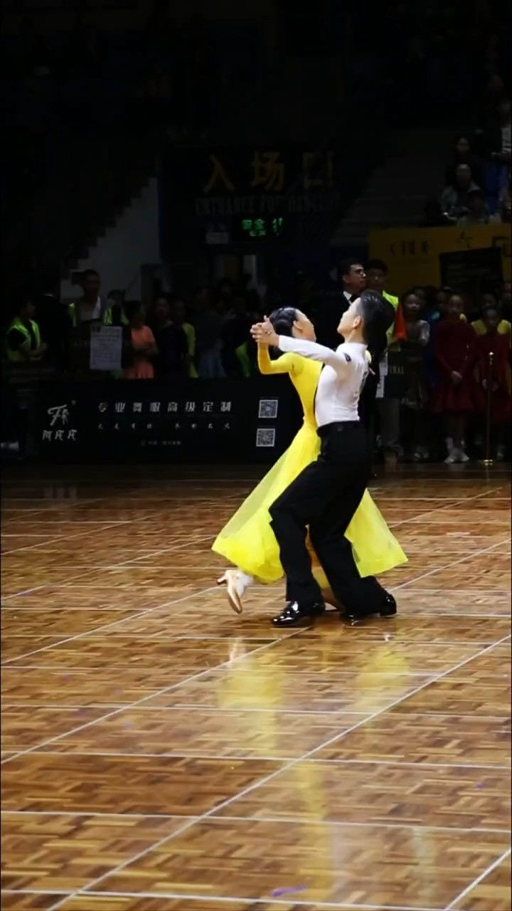 墨茉组合出场,全场最靓的仔,优雅自信,这气质拿捏得稳稳的#国标舞