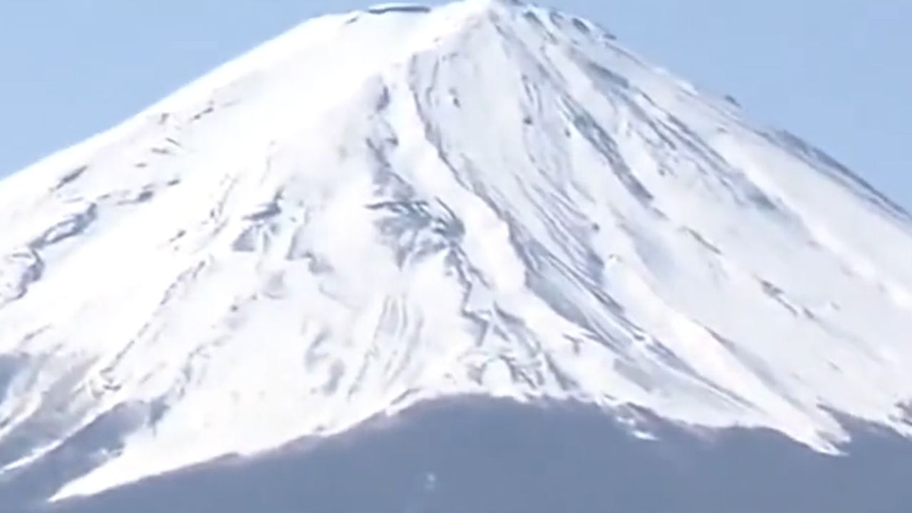 日本富士山海拔2000处间歇性发生多次泥雪崩 黑色混合