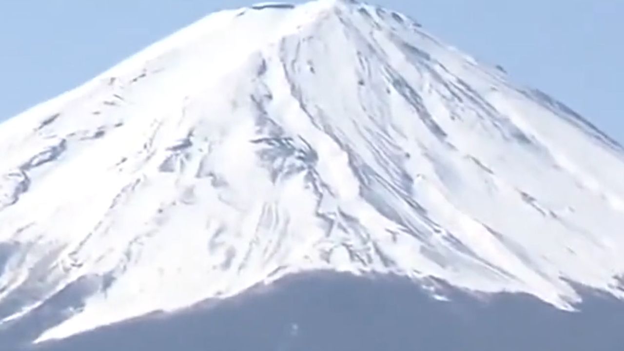 日本富士山海拔2000处间歇性发生多次泥雪崩 黑色混合物翻涌而下