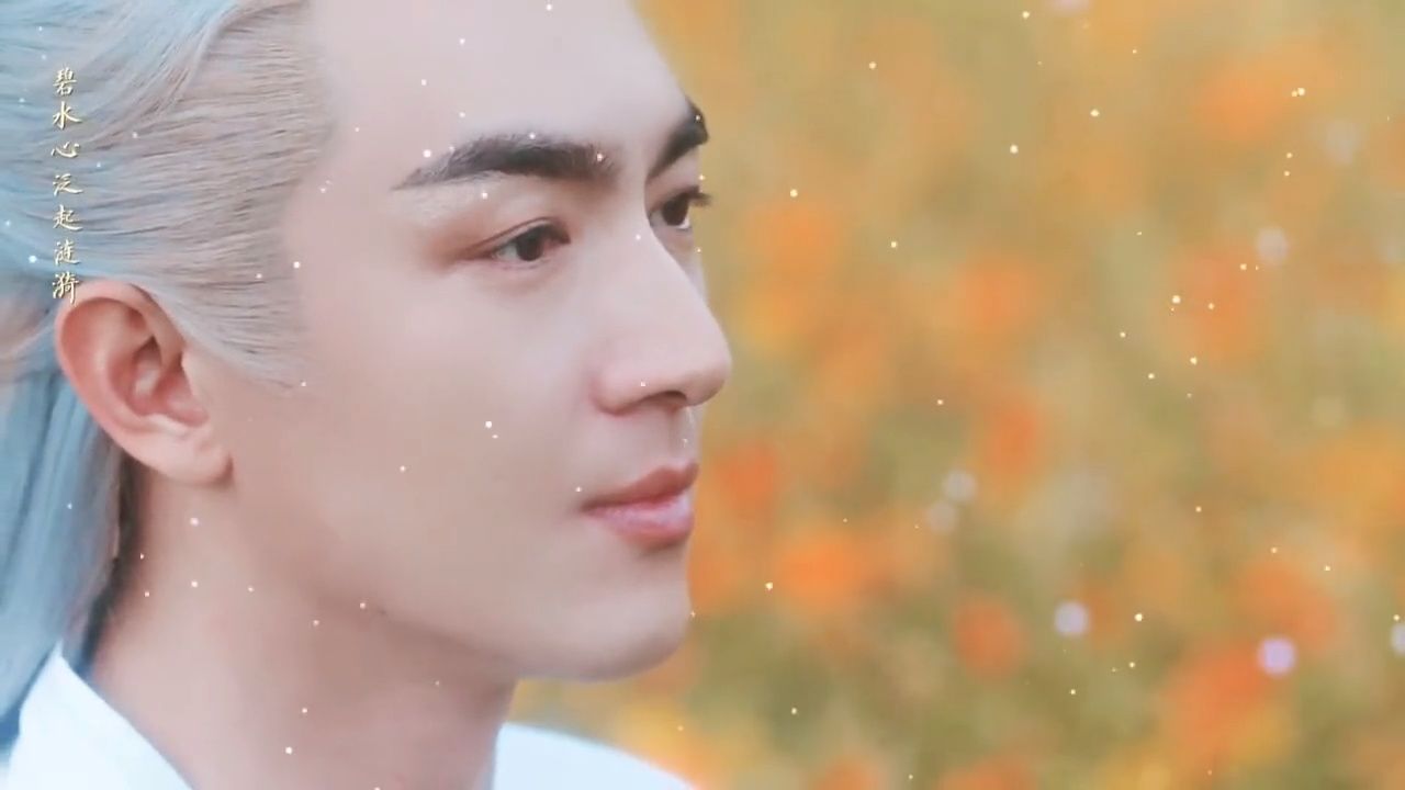 古装界的白发男神阵容里,林更新终于占据了一席之地,他的这个侧颜好美