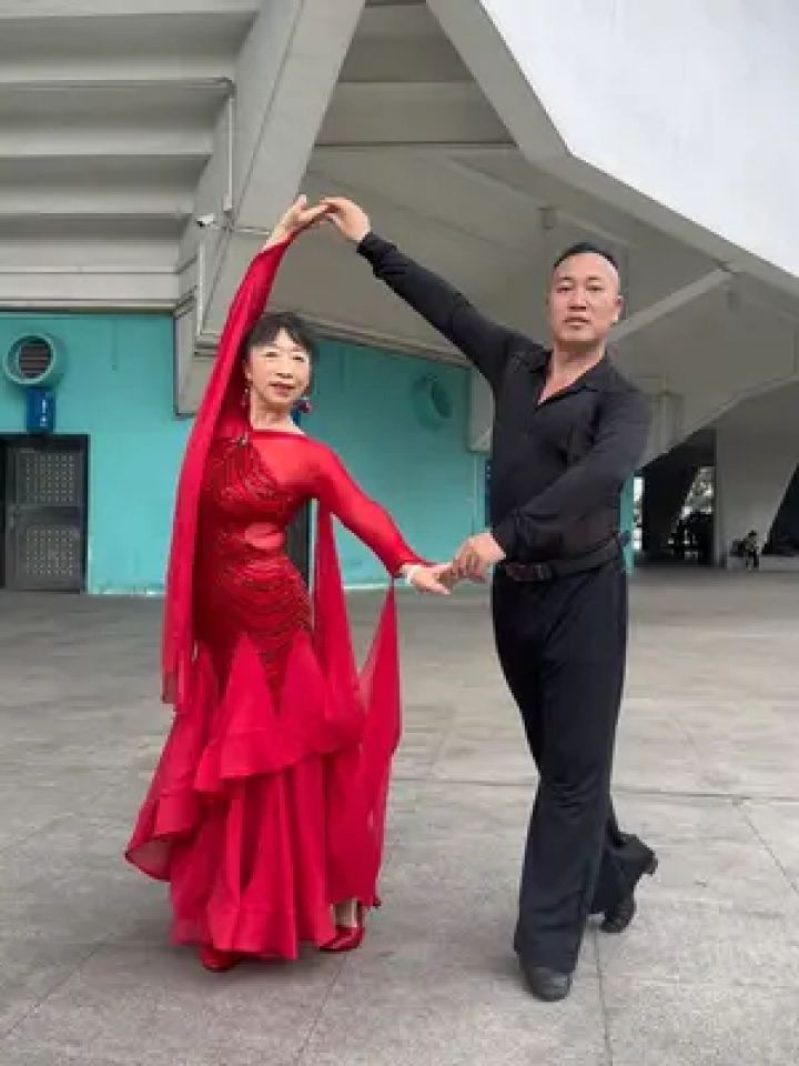 视频同款 #交谊舞 交谊舞中三步喜欢么?