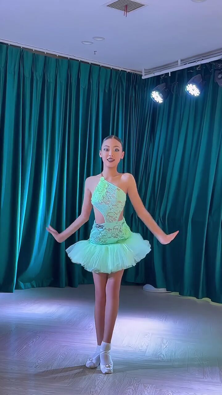 夏天的颜色#拉丁舞 #浅跳一下 #国标女孩 #每一个孩子都是独一无二的