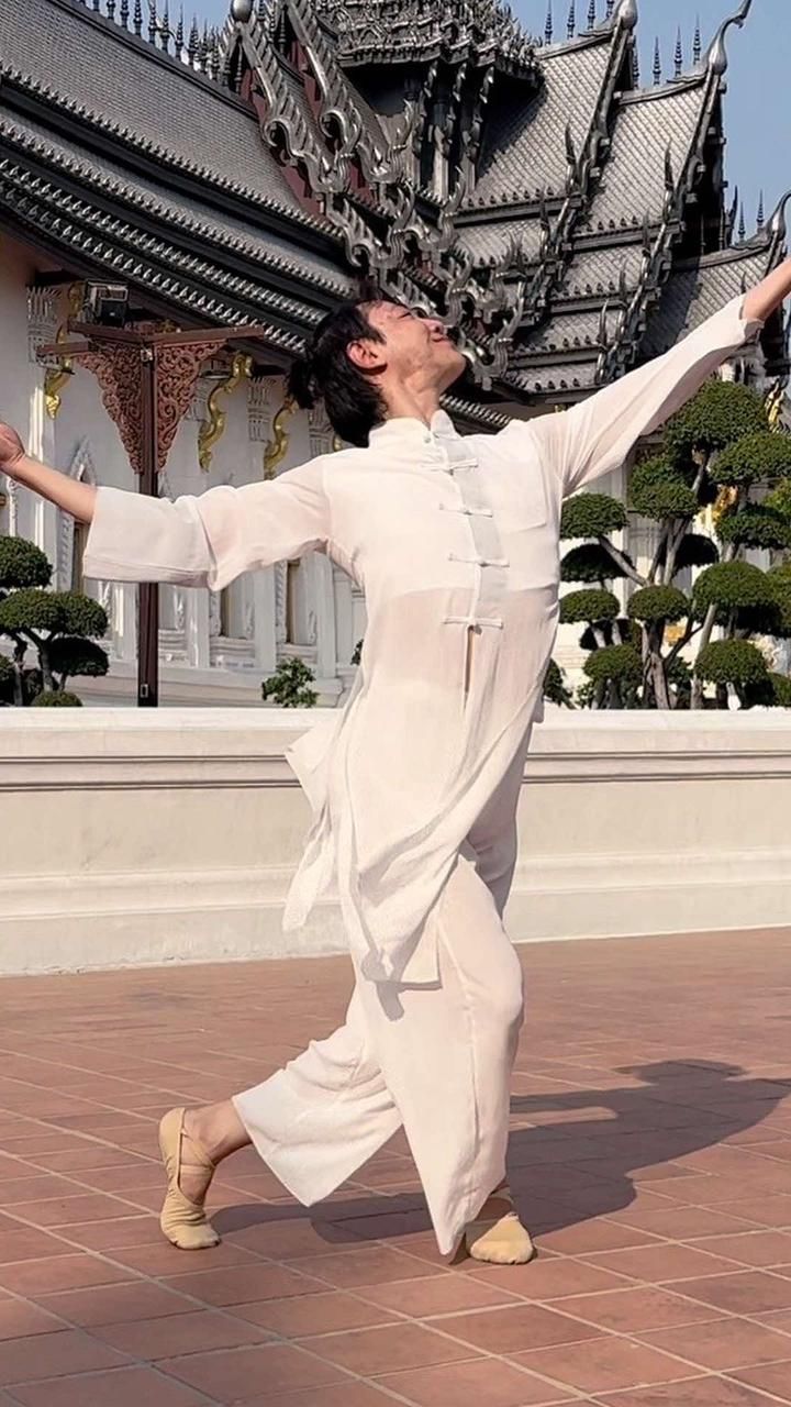 孙科舞蹈工作室: 在烈日当空下跳一段【水墨兰亭】也是给自己静静心吧