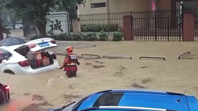 广东肇庆强降雨持续,消防分赴多地转移群众