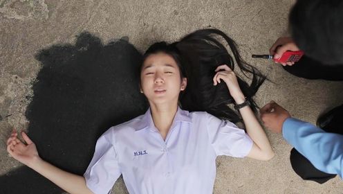 女生踩到一滩粘液，却怎么也擦不掉，泰国恐怖片《鬼校亡友》（上）