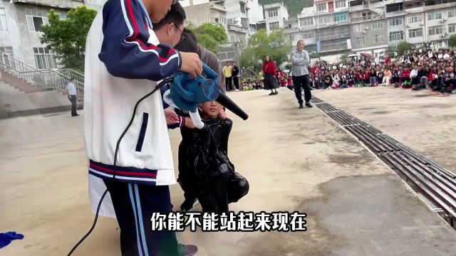 物理老师用大塑料袋,给学生体验负压状态下人体的感觉