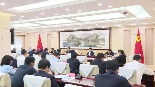 张超超主持召开市委理论学习中心组学习会