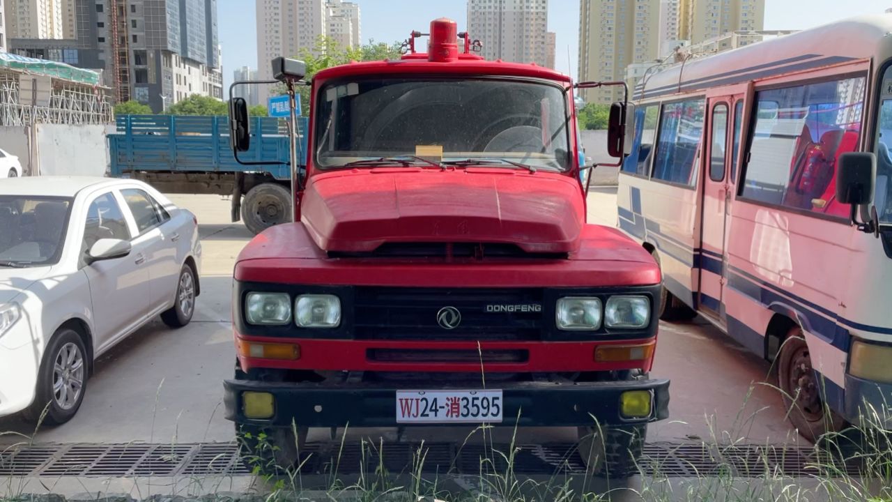 实拍武警东风长头消防车