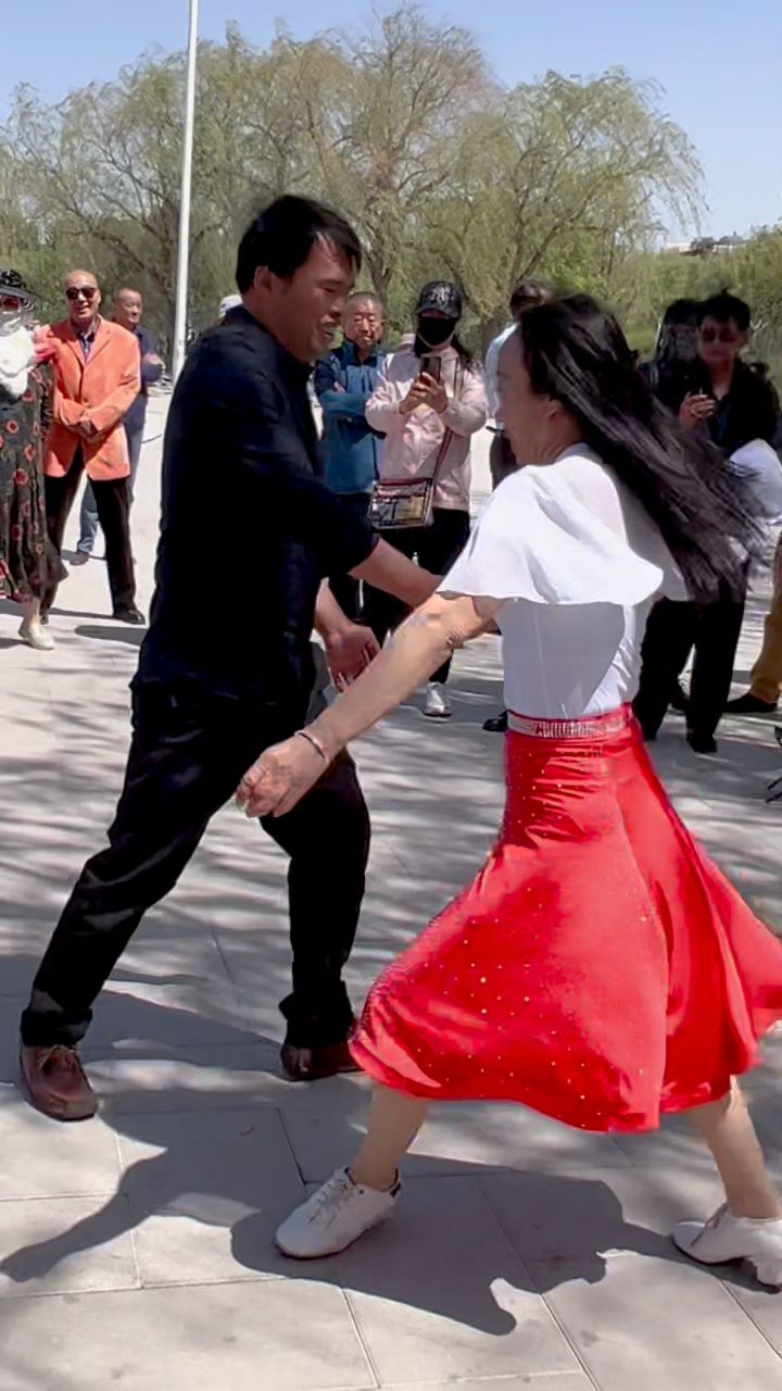 柬埔寨链子哥跳舞图片