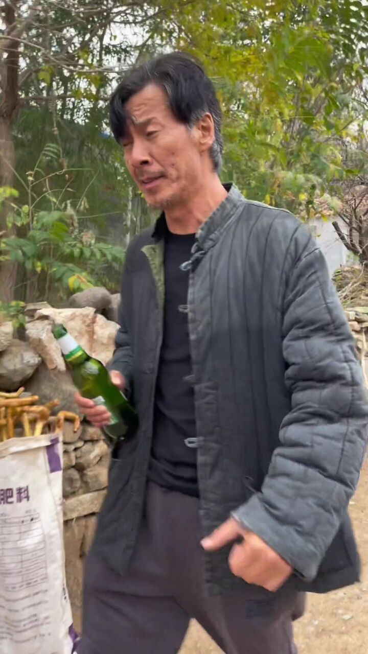 棉袄姥爷家: 落叶它静静的铺满了这条街