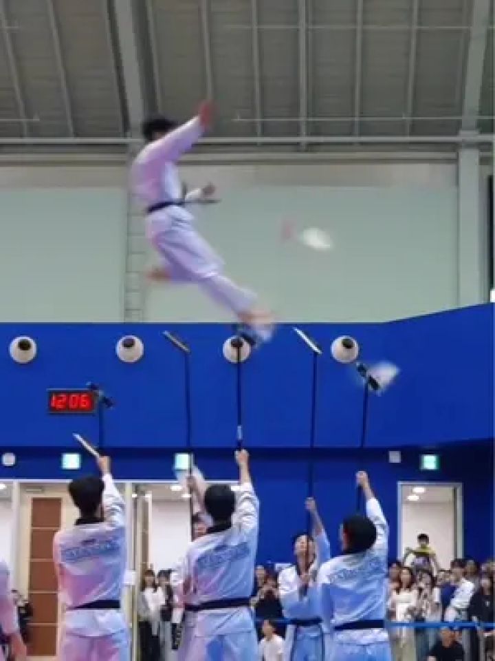 会跆拳道有多帅#旋风三连踢 #跆拳道 #危险动作请勿模仿