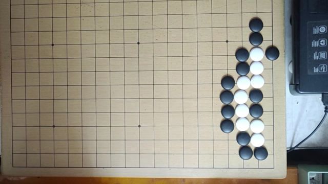 黑棋扳占据眼位破眼,拐形成弯三棋形,使黑棋聚杀整块白棋