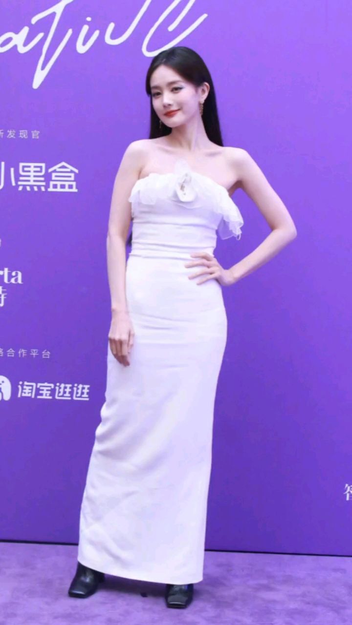 李一桐纯白抹胸长裙,清纯又不失性感,美得不可方物