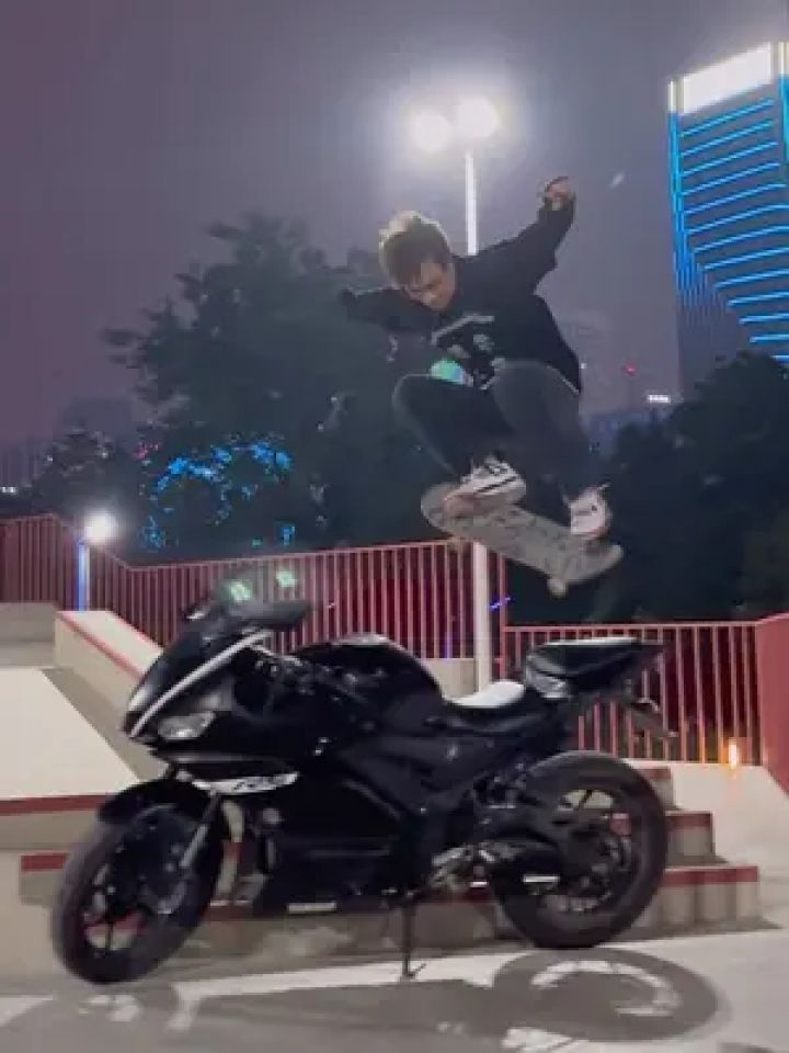 和好朋友一起来跳我的摩托车 #机车 #滑板 #王一博