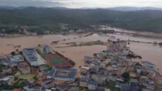 广东平远:洪水进村,居民用橡皮艇协助转移被困群众