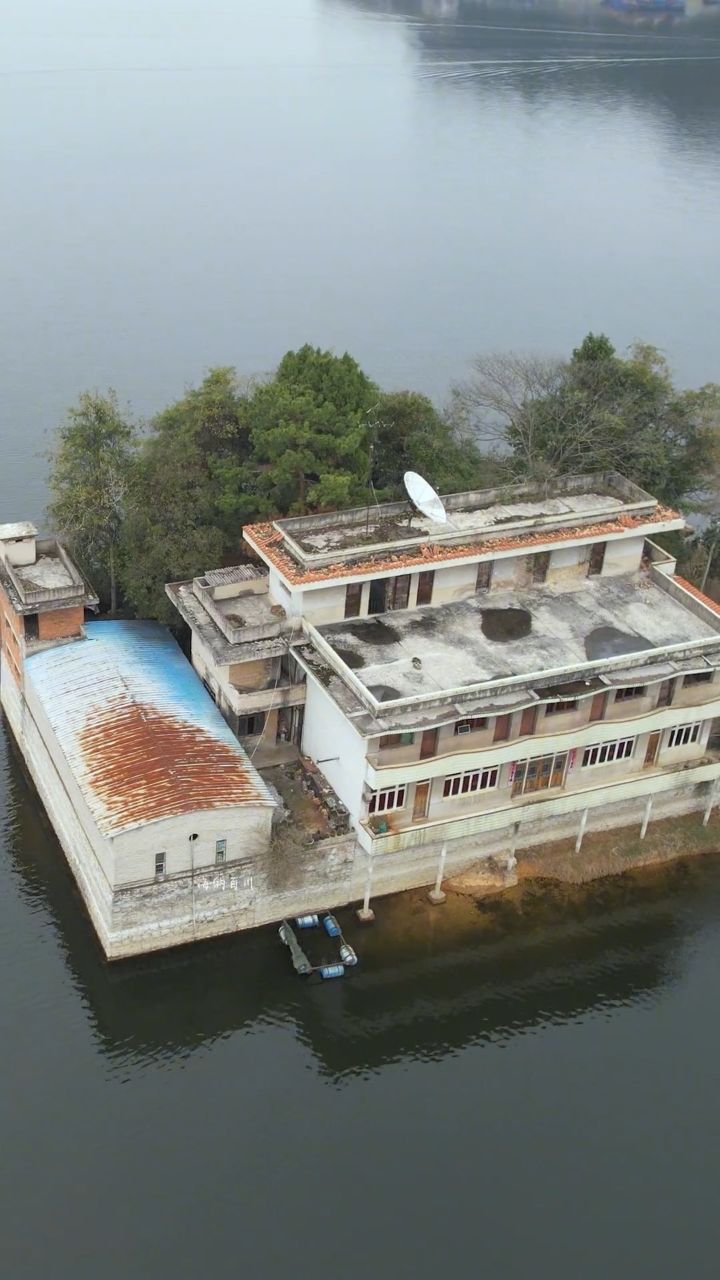 在贵州发现一座别墅小岛,四面环水,这样风景秀丽的地方,你愿意来隐居