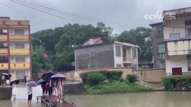 江西万载:降雨来势凶猛,学校临时停课撤离师生