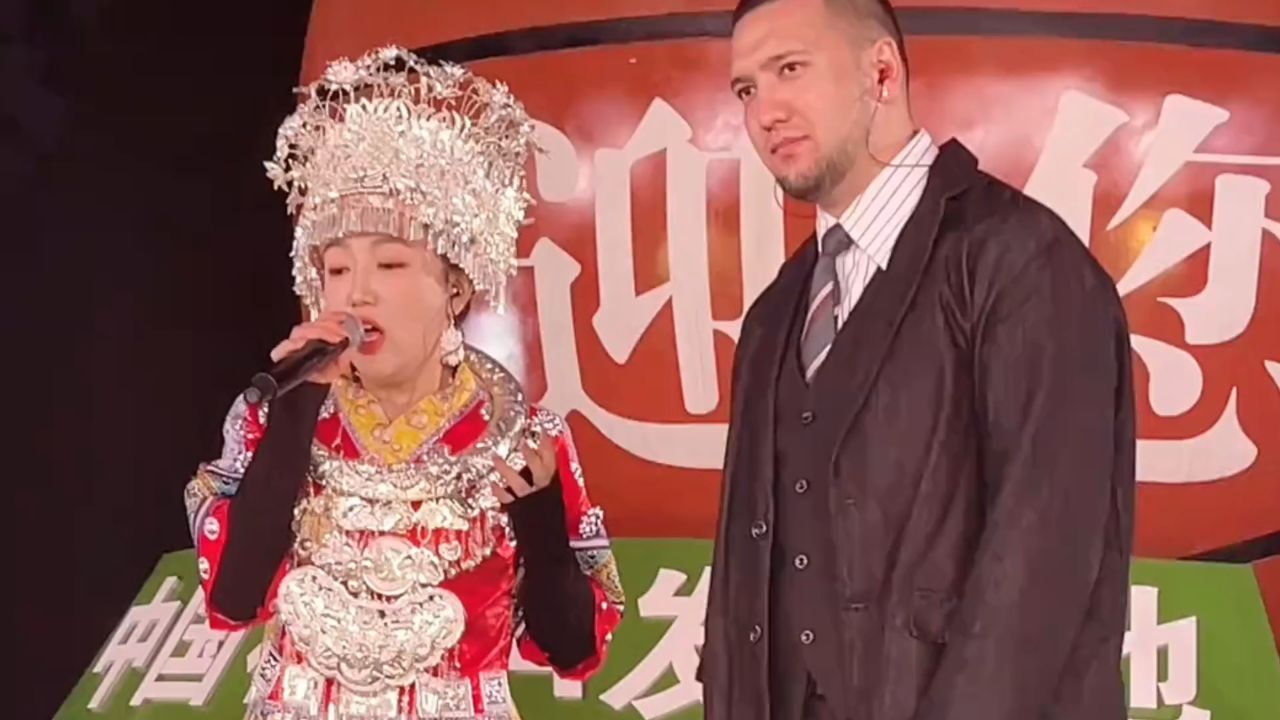 狼戈儿子与网红杨雯梓同台演唱《苹果香》,火遍大街小巷的神曲_高清1080P在线观看平台_腾讯视频