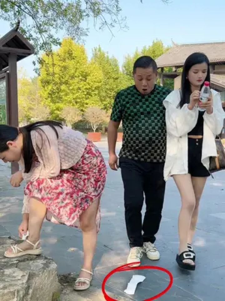 美女你东西掉了,这也太尴尬了#夫妻搞笑幽默视频
