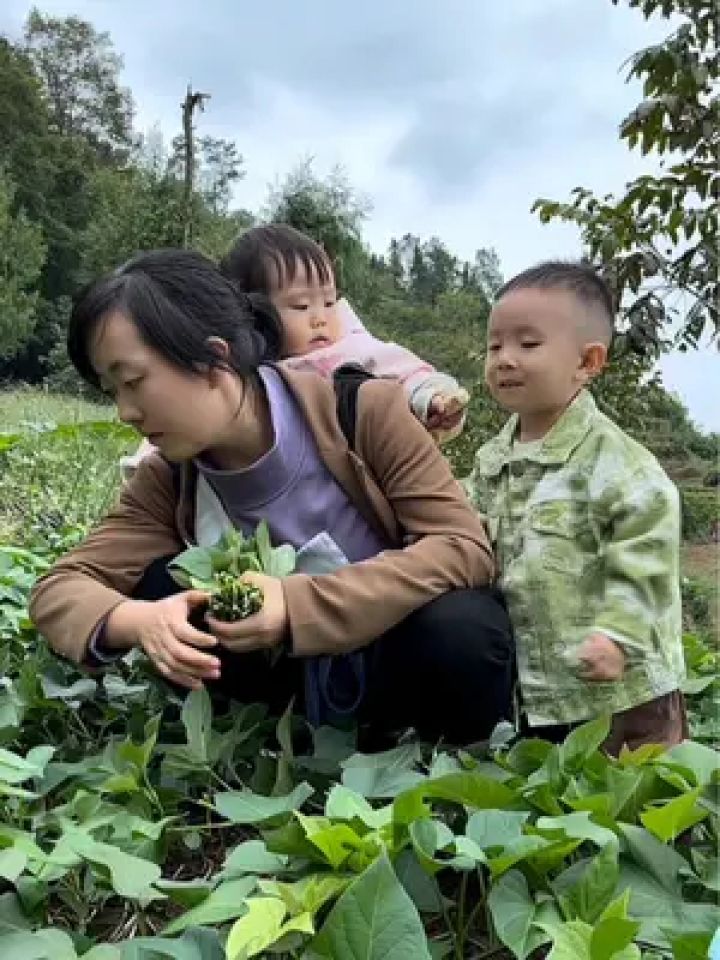 农村妇女带小孩图片