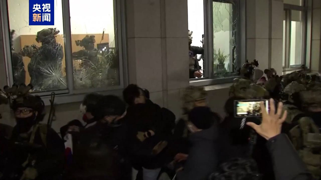 现场视频丨韩国紧急戒严令解除前国会主楼内人员与军队发生冲突_高清1080P在线观看平台_腾讯视频