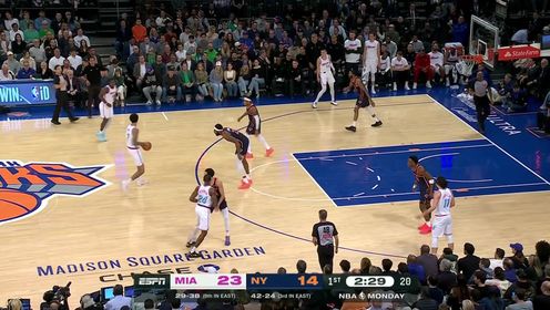 《NBA全场集锦》米切尔运筹帷幄送妙传 韦尔篮下吃饼将球送入篮筐