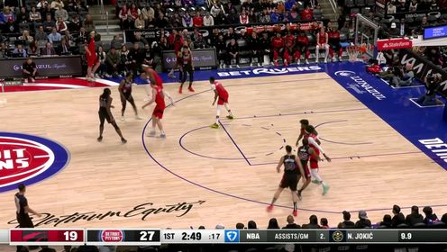 《NBA全场集锦》抓住失误推反击！布朗鬼手抢断疾驰上篮一条龙