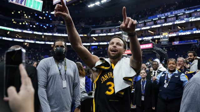 库里vs凯尔特人集锦 身背5犯怒砍33分致命三分锁定胜局