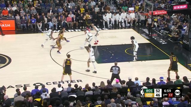 杰伦-布朗三分不中 皓篮球：这球差点意思！明显发力脱节了 上半身和下半身不在一水平线上