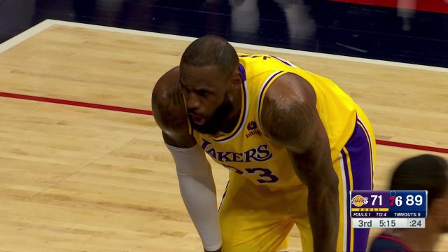 成功的防守反击 詹眉迎着犯规篮下强势打成2+1