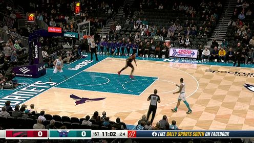 《NBA全场集锦》甚至溜达了两步 巴恩斯抢断反击一骑绝尘双手灌筐