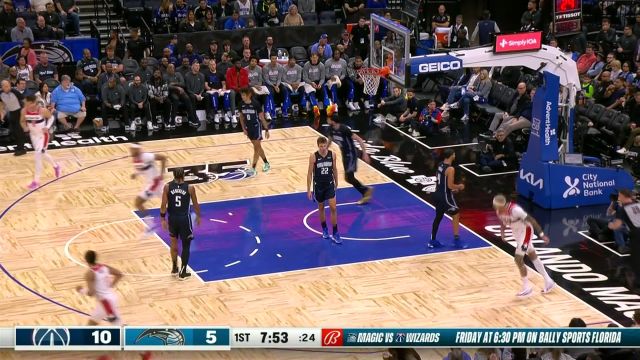 一步过掉无人能防 库兹马大步直冲双手重扣