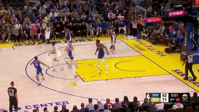 差点以为走错了片场 大帝颠起篮球秀脚法