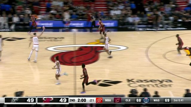 展示何为天降神兵！马丁篮下一跃而起灵性补扣点燃全场