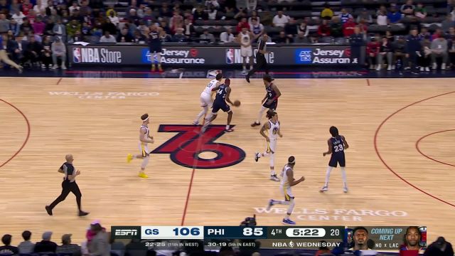 面对空篮秀操作 史密斯打板助攻康西尔四世双手暴扣