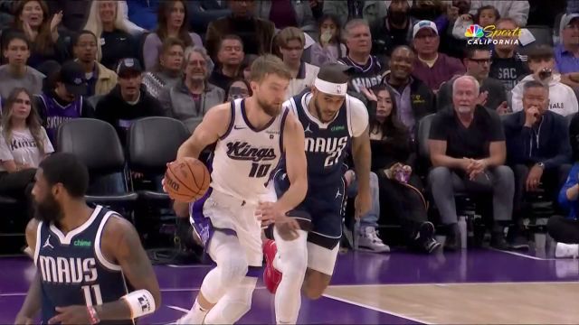 雄赳赳气昂昂！小萨一条龙突破穿越层层防守完成单手炸筐