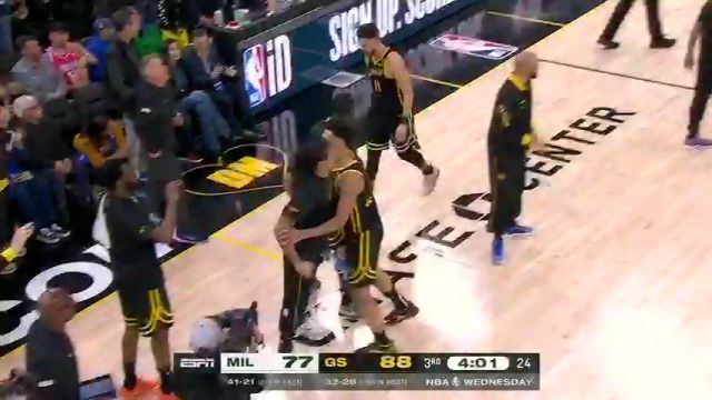 戴维斯一回合连帽两次字母哥 再来空接暴扣彻底燃炸大通中心