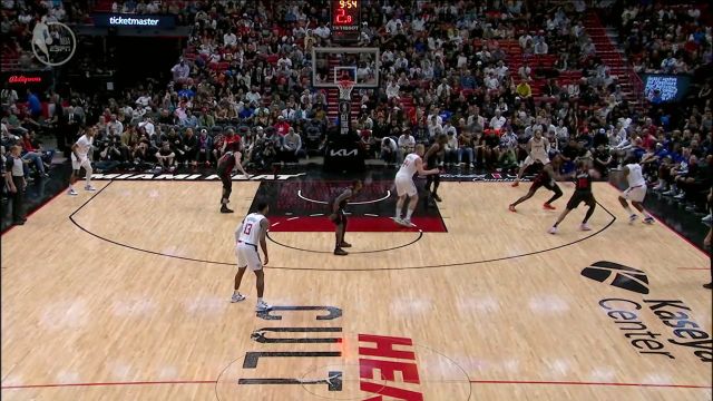 死角之中依旧无解 哈登面对两人夹击出手打成3+1