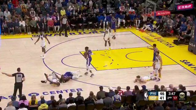 受伤的身体再受一击 大帝与格林拼抢之中被打到头部