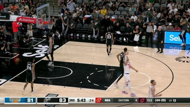 得分能力太恐怖！布伦森弧顶后撤步三分冷血狙击