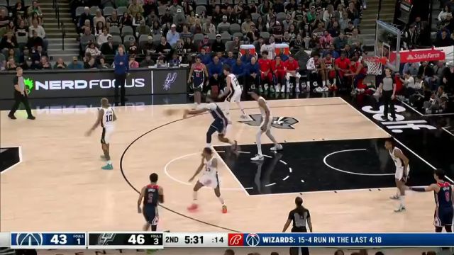 库兹马灵巧脚步连番戏耍 可惜最终还是被文班抓帽抢了戏份