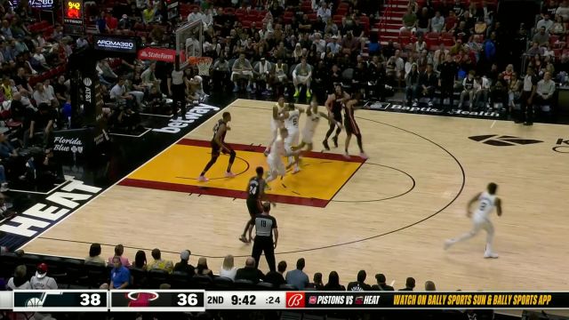 科林斯欲要冲筐而去 不料马丁背后奔袭送上无情大帽