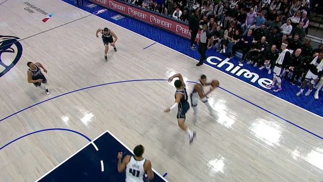 突出的就是一个积极！ 基根-穆雷自投自抢施展双手暴扣